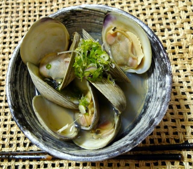 Steaming Large Clams with Dashi & Sake