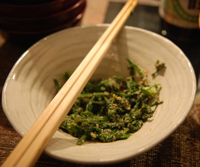 Shungiku with sesame dressing